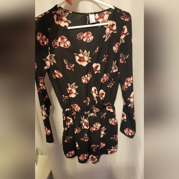 H&M Divided Women's Black Floral Romper Size 4 - Picture 4 of 8